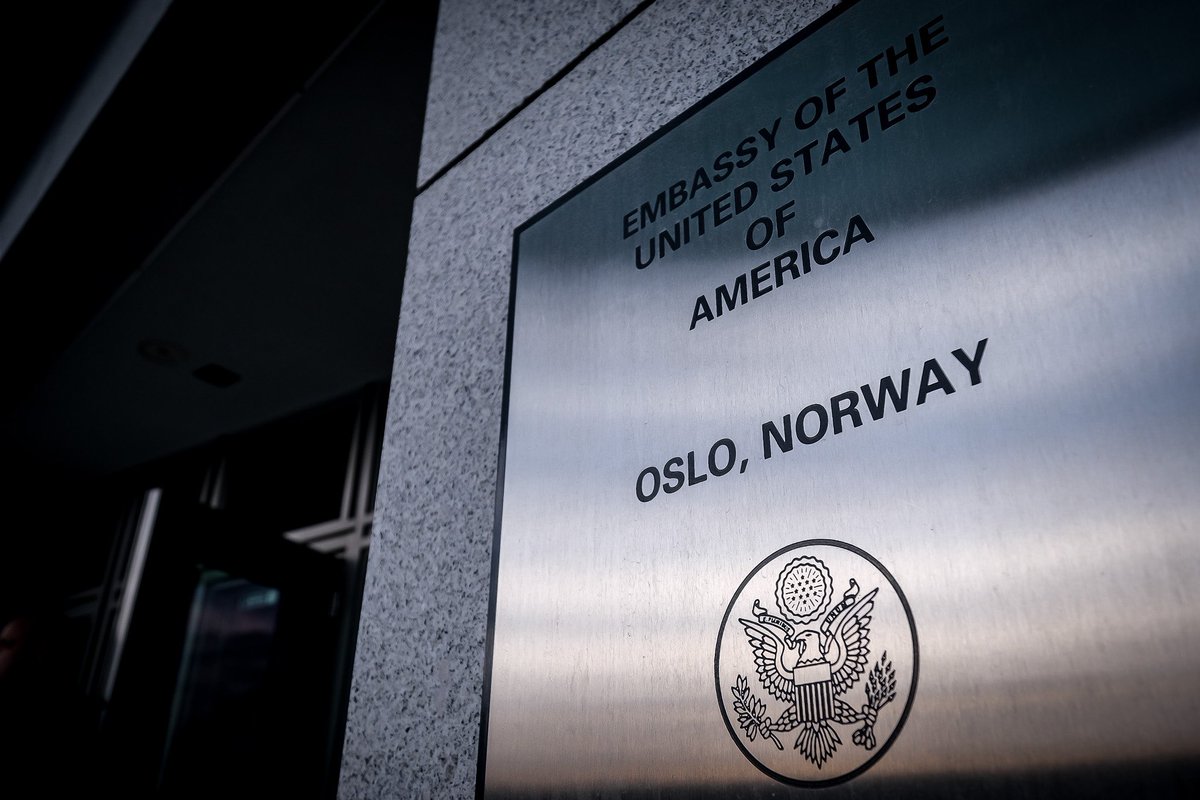 ComdtUSCG's tweet photo. Last week, I visited the @usembassyoslo to meet with Ambassador Nathanson, RADM Andersen, and Commodore Oliver Berdal to discuss Arctic operations, maritime security, and continued collaboration and partnership between the @USCG, Norwegian Navy, and Norwegian Coast Guard. https://t.co/Z2H8FukTcP