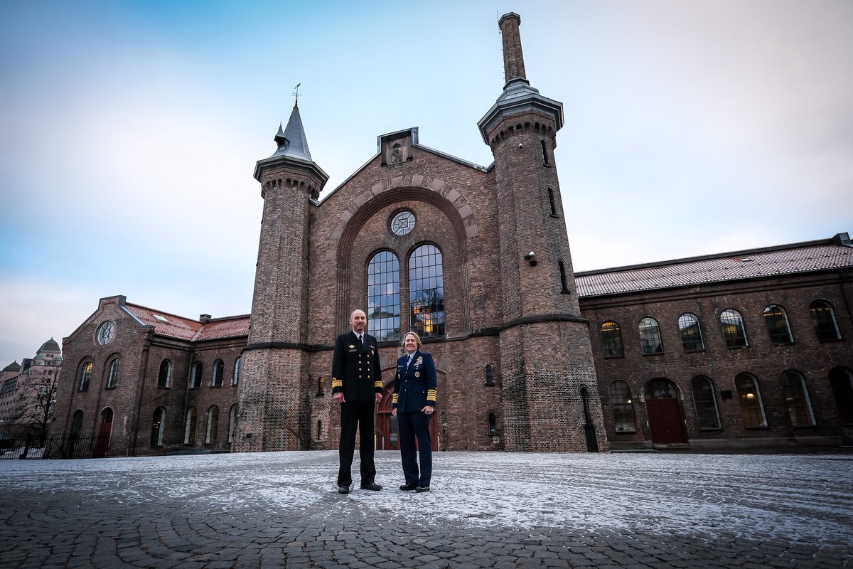 ComdtUSCG's tweet photo. Last week, I visited the @usembassyoslo to meet with Ambassador Nathanson, RADM Andersen, and Commodore Oliver Berdal to discuss Arctic operations, maritime security, and continued collaboration and partnership between the @USCG, Norwegian Navy, and Norwegian Coast Guard. https://t.co/Z2H8FukTcP