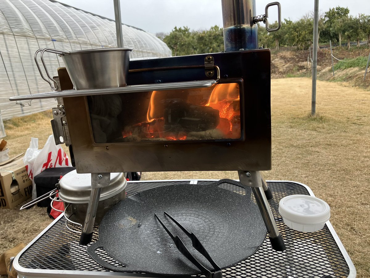25CAMP1's tweet photo. 先日今年初めてのキャンプに行ってきましたー🏕場所はいつもお馴染みのたまフラさん🌺　朝まで雨が降ってたので、今回は芝が濡れてないビニールハウスサイトでお泊まり😊楽しかった😊　#ニコ25CAMP  #キャンプ　#tamanaflower #たまなフラワーパーク　#アウトドア　#薪スト　#ツーリングドーム https://t.co/bwvrdnhDuD