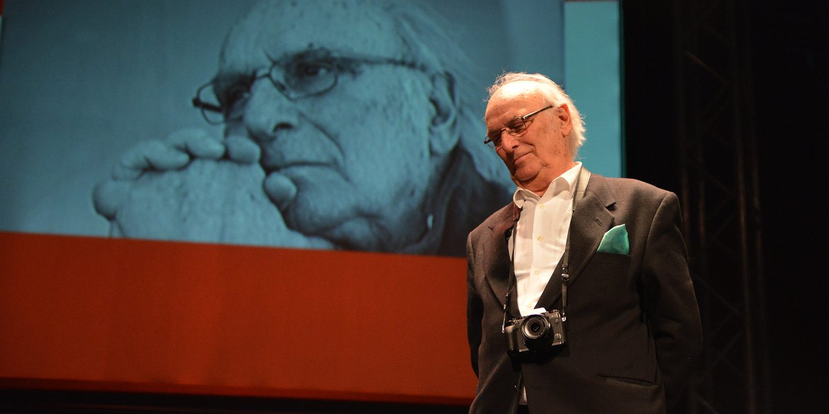 Lamentamos hondamente la pérdida de nuestro conciudadano Carlos Saura y manifestamos las más sentidas condolencias a familiares y amigos. Cineasta y artista único, autor de una larga y exitosa filmografía. Oscense al cuadrado y aragonés integral en la estela de Costa y de Buñuel.
