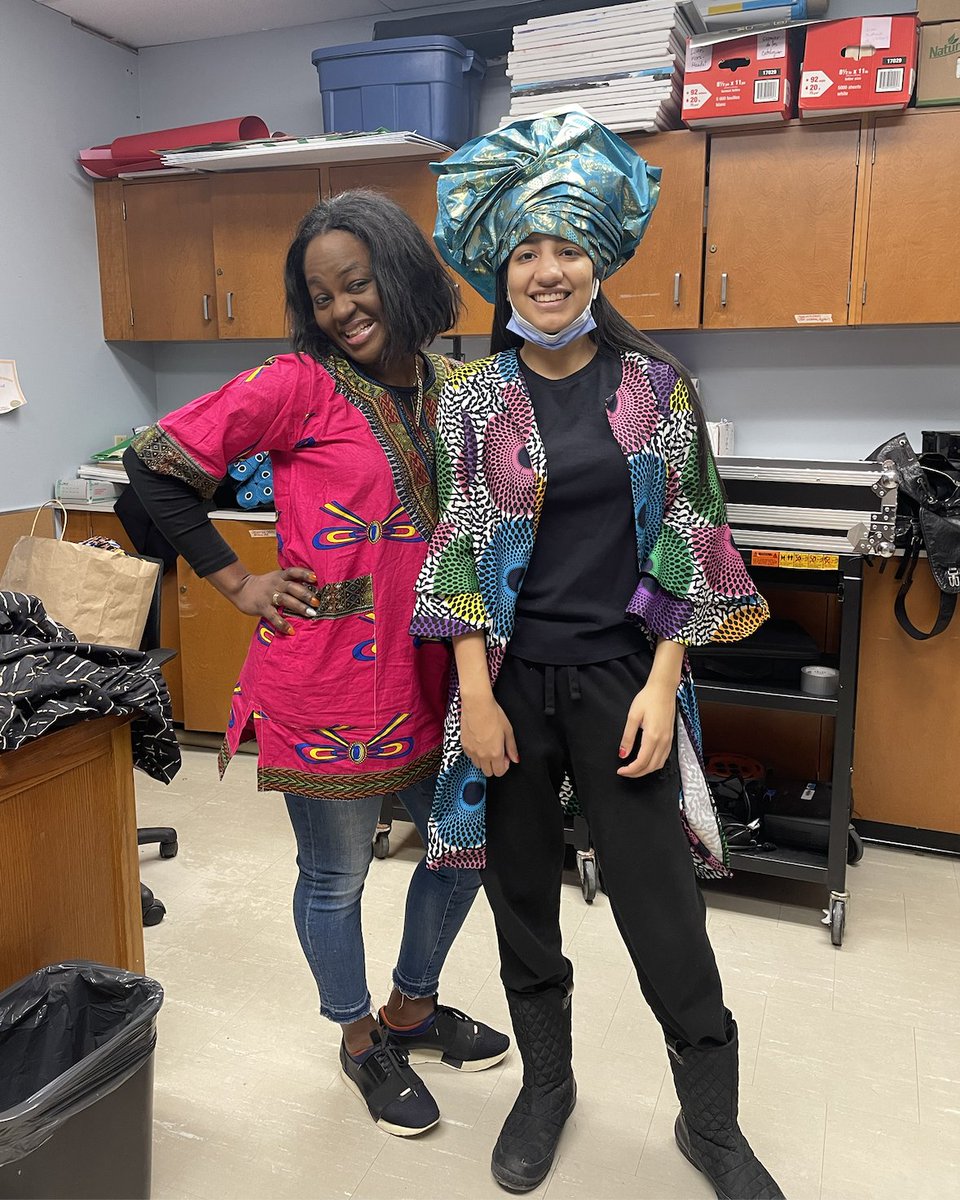 Élèves et personnel de l'école <a href="/ESEtienneBrule/">ÉS Étienne-Brûlé</a>  ont fièrement porté aujourd'hui leurs tenues traditionnelles