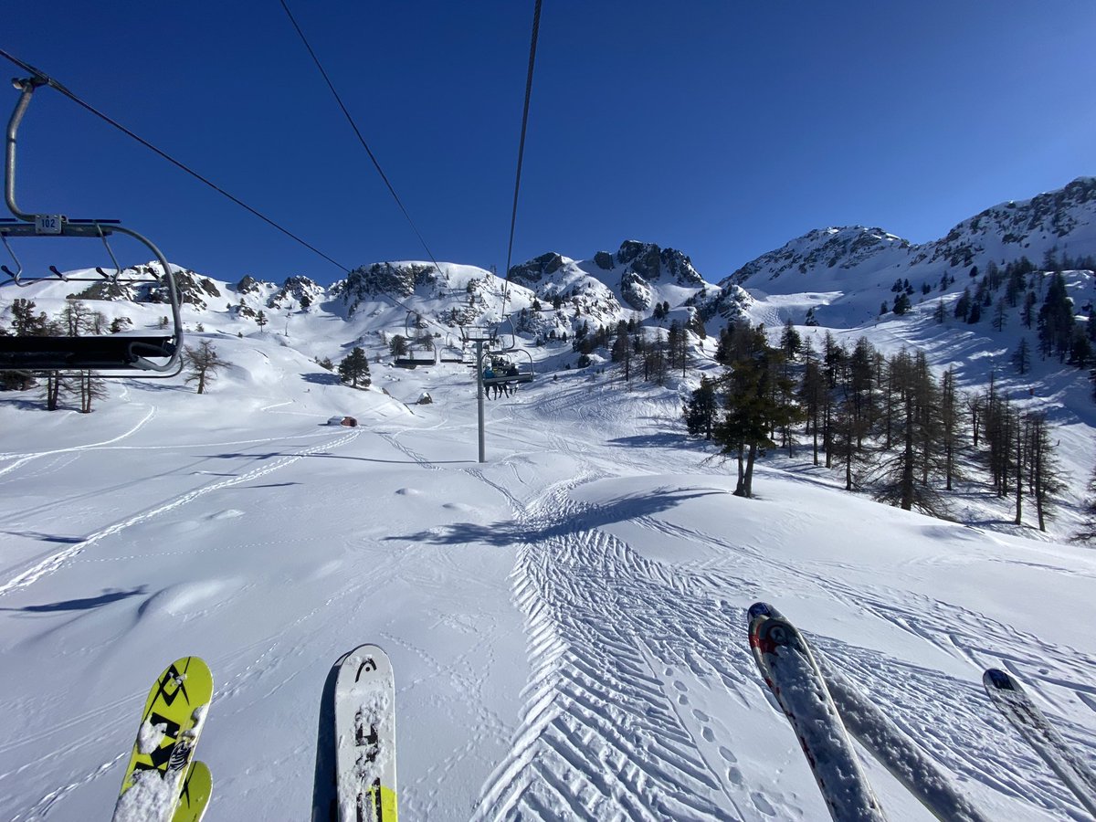 MrsJSciencePHS's tweet image. Day 6 and we are skiing better and faster than ever! We all spent the day in 🇫🇷 Montgenevre loving the views, a picnic and skiing the whole area. Gorgeous ☀️ again!!!!  @PeeblesHigh @PHSparents