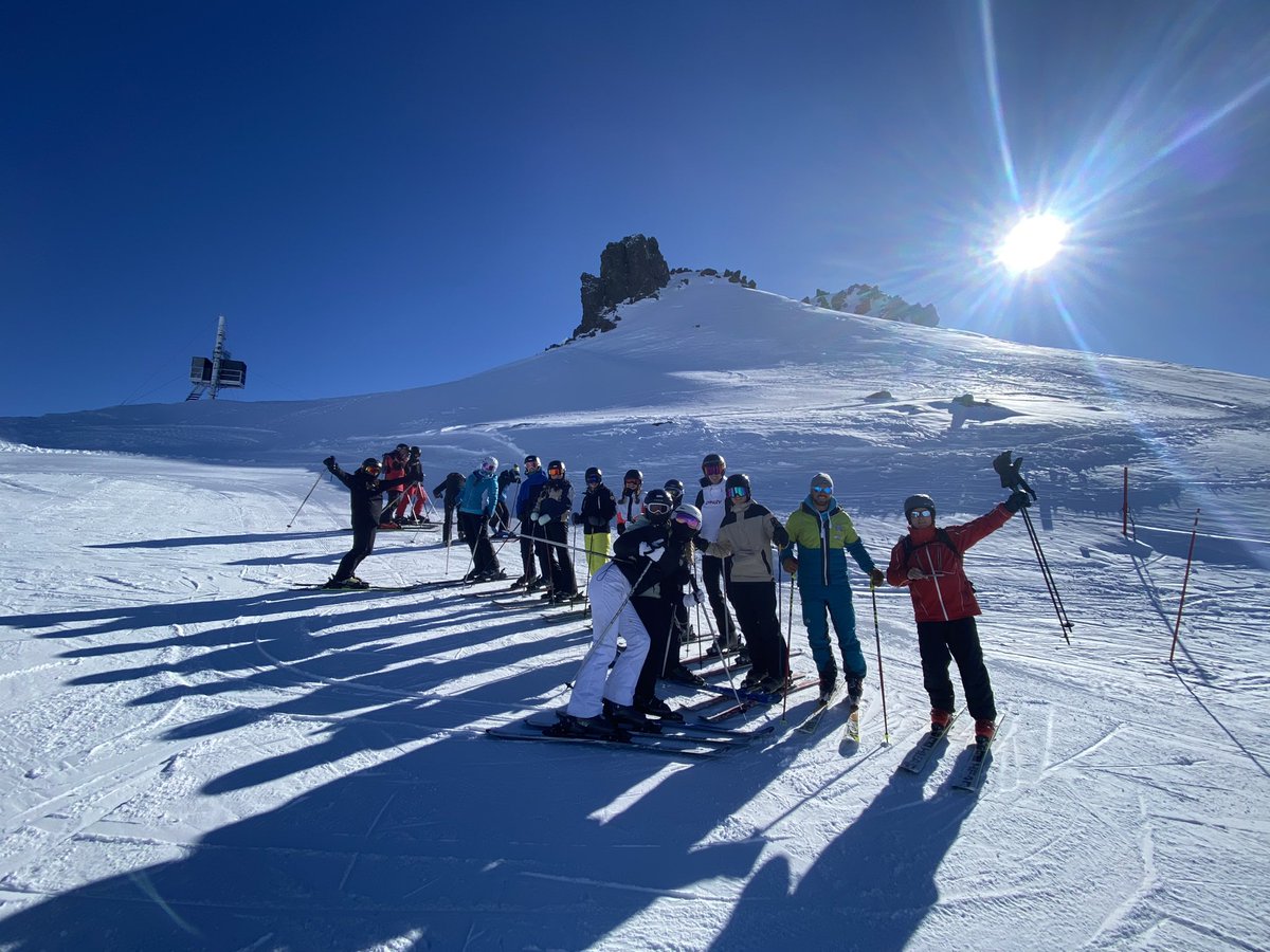MrsJSciencePHS's tweet image. Day 6 and we are skiing better and faster than ever! We all spent the day in 🇫🇷 Montgenevre loving the views, a picnic and skiing the whole area. Gorgeous ☀️ again!!!!  @PeeblesHigh @PHSparents