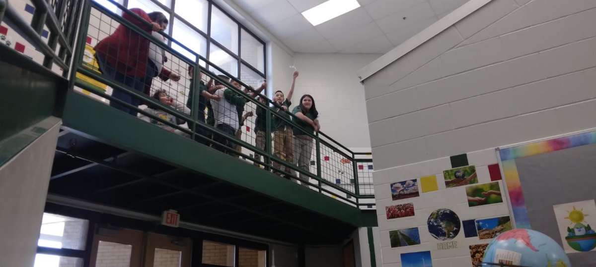 MrE_Machine's tweet image. Made some helicopters from @1stGenScholars for #InternationalDayofWomenandGirlsinScience! They loved to drop them from the top of the stairs. @LasPalmasEISD @EISDofSA @EISDSpecial #LPEPawsUp #EdgewoodProud