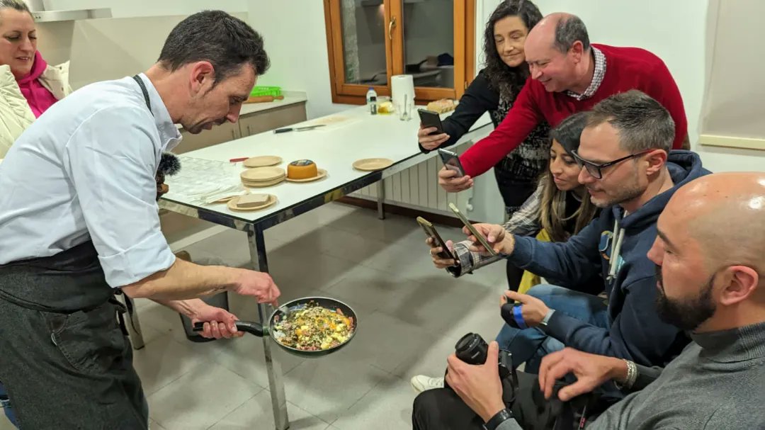 👨‍🍳 #EstáPasando 𝕀𝕧á𝕟 𝕄é𝕟𝕕𝕖𝕫 cunha clase maxistral na Casa do Médico 

🥩🥬 Con "Exquisiteces salgadas do lacón"  

🚨 Vente a Cuntis e que non cho conten ‼️