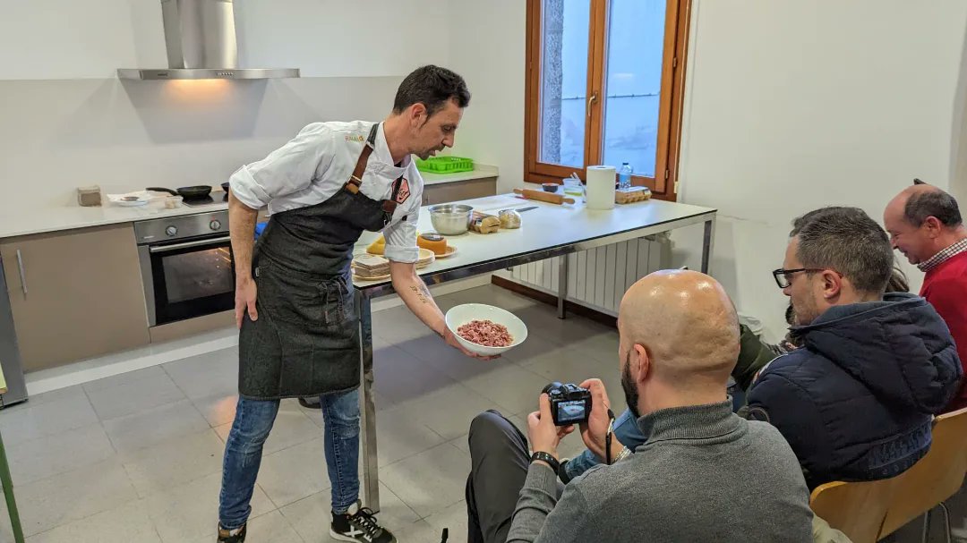 turismodecvntis's tweet photo. 👨‍🍳 #EstáPasando 𝕀𝕧á𝕟 𝕄é𝕟𝕕𝕖𝕫 cunha clase maxistral na Casa do Médico 

🥩🥬 Con "Exquisiteces salgadas do lacón"  

🚨 Vente a Cuntis e que non cho conten ‼️ https://t.co/wGEU5Yeksn