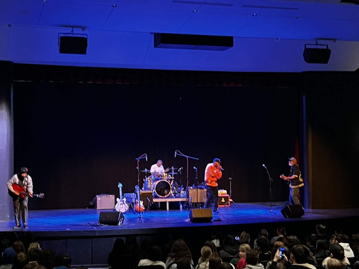 KlobnakTeri's tweet image. Wow! Blues in School is in the house. Awesome experience for our students. @BerrieMichael #sequoitpride @JeffFeucht @orlovjr