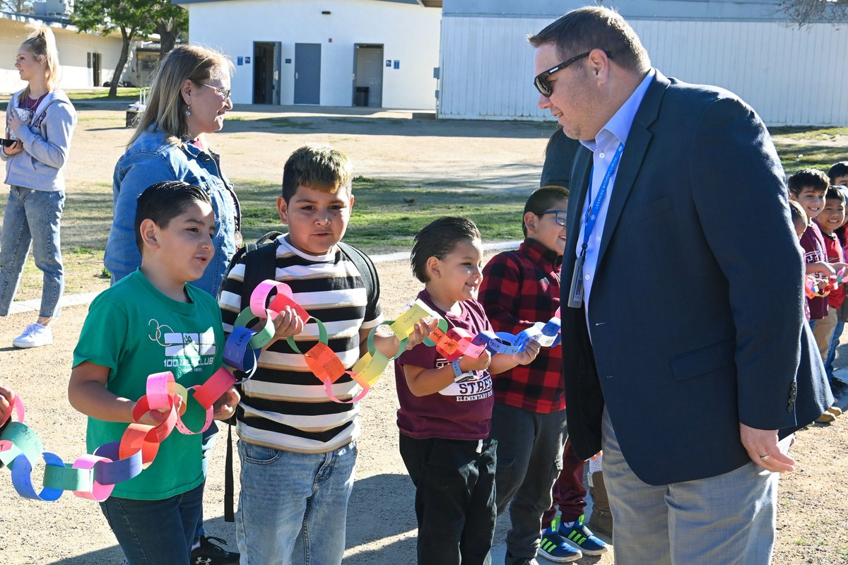 JUSD_Supt's tweet image. Kindness starts early in the morning &amp;amp; early in life. This morning, Troth St. Elem. displayed every act of kindness done by students by creating a kindness chain wrapping around the track. 

Thank you for inviting me, Troth!
#jusd #jusdshares #jusdvision #jusdcultureofkindness