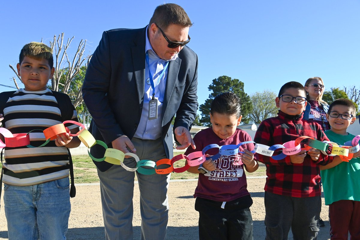 JUSD_Supt's tweet image. Kindness starts early in the morning &amp;amp; early in life. This morning, Troth St. Elem. displayed every act of kindness done by students by creating a kindness chain wrapping around the track. 

Thank you for inviting me, Troth!
#jusd #jusdshares #jusdvision #jusdcultureofkindness