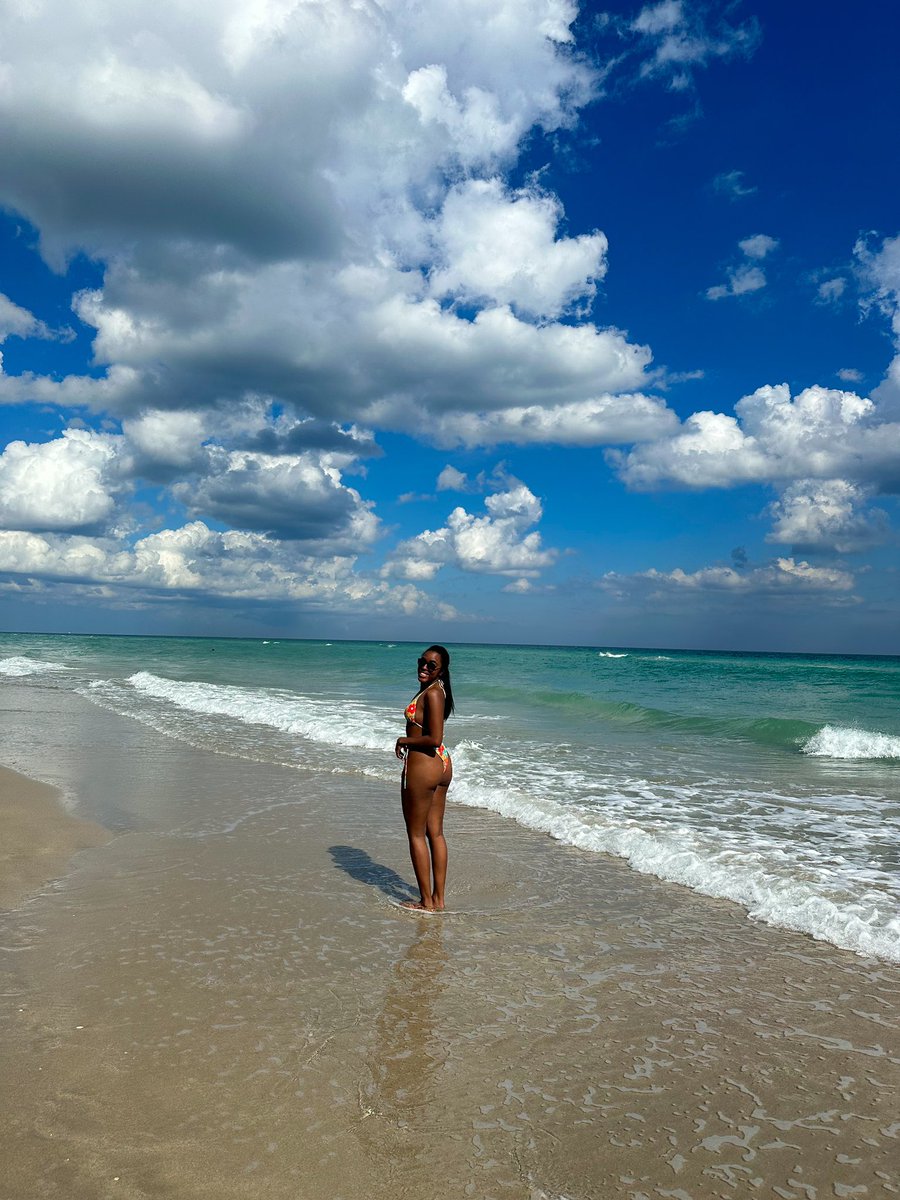 ysara_'s tweet photo. I should be on a beach 😭 https://t.co/HrUBTt0OoU
