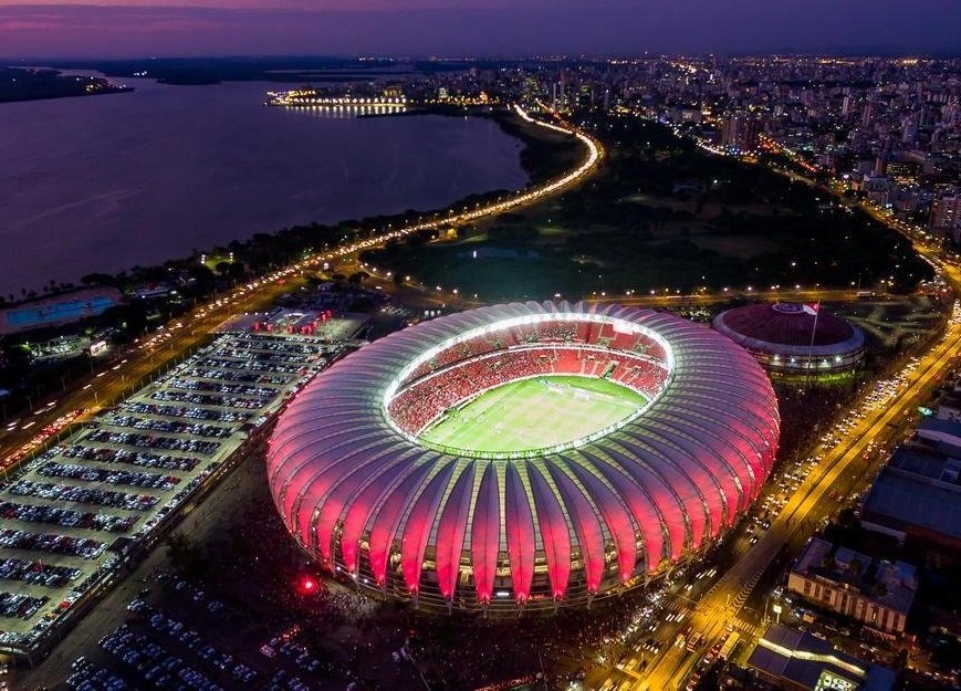 Republica_AL's tweet photo. "El más moderno y el mejor iluminado de Sudamérica..." 🤣
Así viven engañando a sus hinchas y lo más gracioso es que de verdad se creen el cuento. 
Los 4 estadios de abajo son una zapatilla al costado del Monumental. https://t.co/X5AMGwdK2t