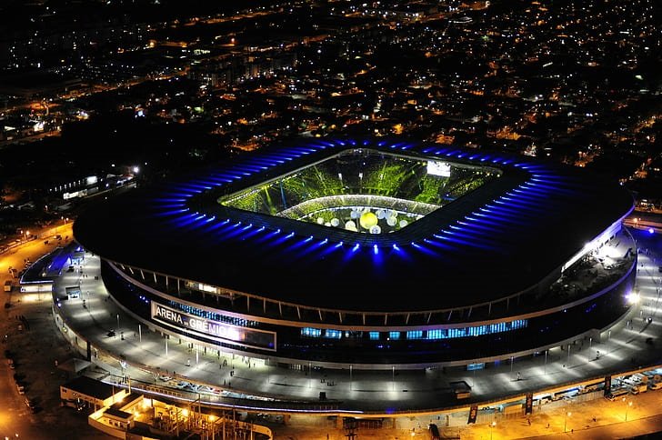 Republica_AL's tweet photo. "El más moderno y el mejor iluminado de Sudamérica..." 🤣
Así viven engañando a sus hinchas y lo más gracioso es que de verdad se creen el cuento. 
Los 4 estadios de abajo son una zapatilla al costado del Monumental. https://t.co/X5AMGwdK2t