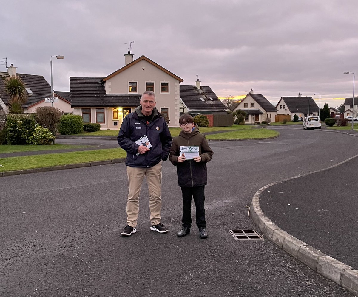 DeclanKearneySF's tweet image. I got big help again from mo chara Finian, while out on the doors in #Crumlin this evening.

Mol an óige agus tiocfaidh sí.