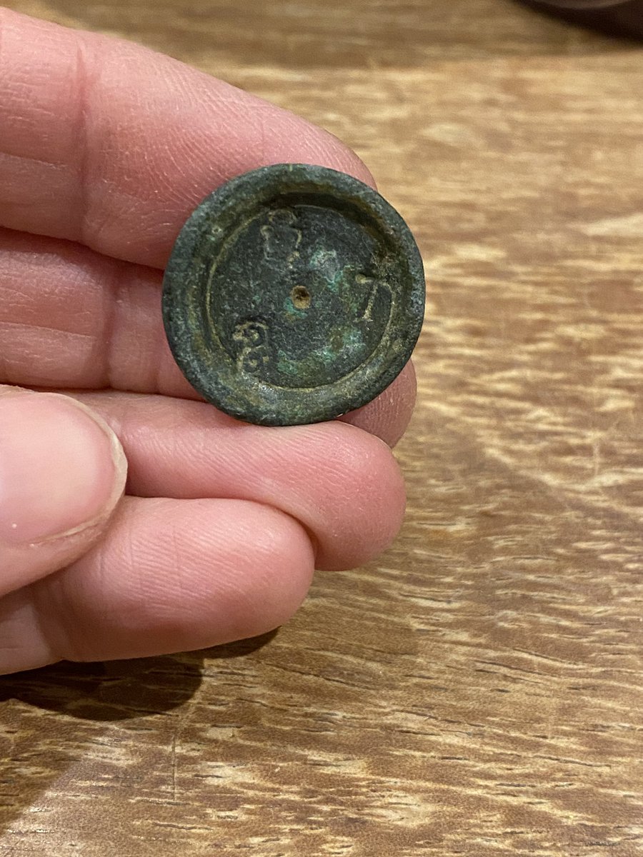 billiebondscul1's tweet photo. When you think you find a button and it turns out to be a Georgian trading weight #metaldetecting #mudlarking #fieldfind https://t.co/hNeLdvkCoX