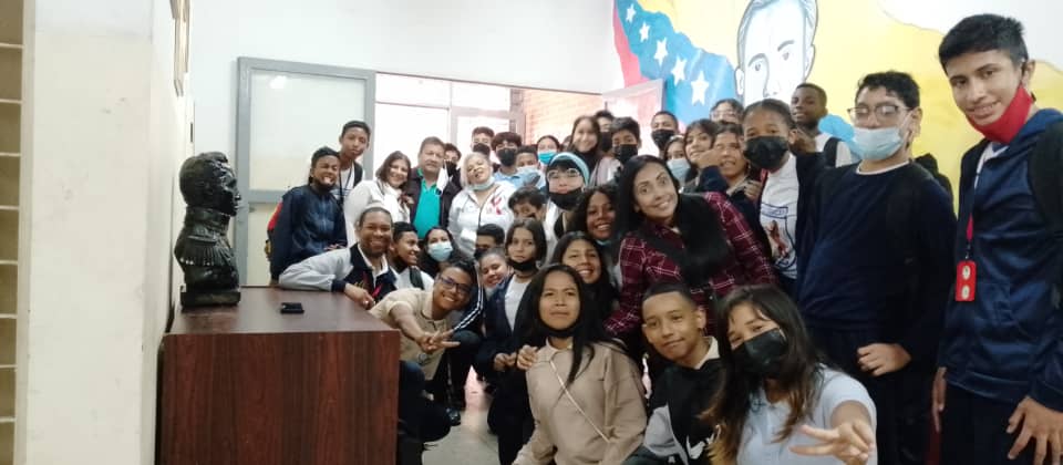 Edu_Caracas's tweet photo. Hoy #10Febrero 1era socialización de la Ley de Participación Estudiantil en el CDCE del El Paraíso 👏🏼 #Caracas estudiantes empoderados en su rol participativo y protagónico. @MPPEDUCACION @_LaAvanzadora @vicent_carvajal @gracielamarilis https://t.co/Y47aShln3F