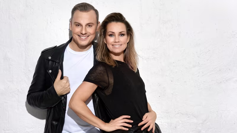 nycopora's tweet photo. Melodifestivalen 2023 セミ２では、
Melodifestivalen出場回数がともに8回の Magnus Carlsson と Linda Bengtzing姐さんがゲスト出演し、自分達のヒット曲をパフォーマンス予定。
#melfestjp #melfest 
#MagnusCarlsson #LindaBengtzing #スウェポ https://t.co/OwEZ2ubJPS