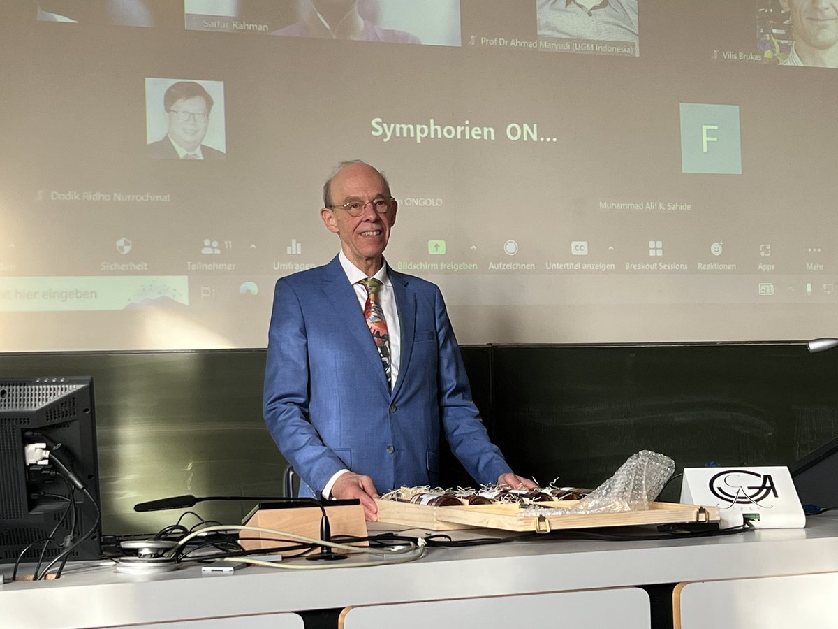 MichaBoe's tweet photo. Eindrucksvolle Betreuungsbilanz, mehr als 60 PhD, von denen 11 mittlerweile als Professoren in der ganzen Welt verteilt sind. Einer davon an der @OVGUpresse Abschiedsvorlesung Max Krott @uniGoettingen https://t.co/LqT0iF4cPi