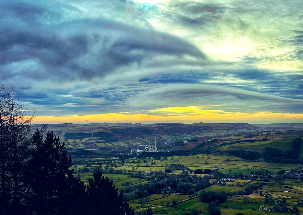 artypartyco's tweet photo. Blustery but beautiful out there today ❤️

#derbyshire #peakdistrict #walking #hiking #outdoors #health #happiness #mindfulness #bbcweatherwatchers #bbceastmidlands #mamtor #fridaymorning #nature #natureconnection #nationalparks #views #greatridge #hope https://t.co/NUT3vcvKND