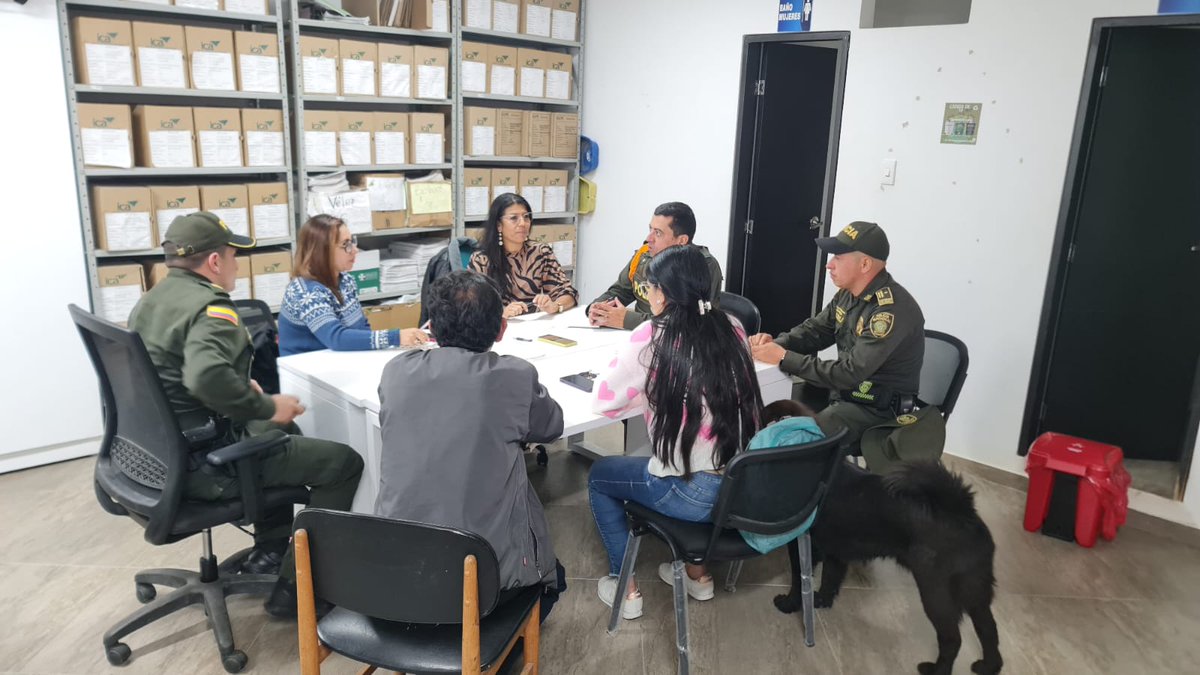 ICACOLOMBIA's tweet photo. #Regiones Con el propósito de establecer un espacio de articulación interinstitucional que permita optimizar el alcance de la misionalidad, se reunió el personal del ICA - Santander con integrantes de la Policía Nacional en pro de brindar mayor y mejor apoyo a la comunidad... https://t.co/qtYnOGBFMN