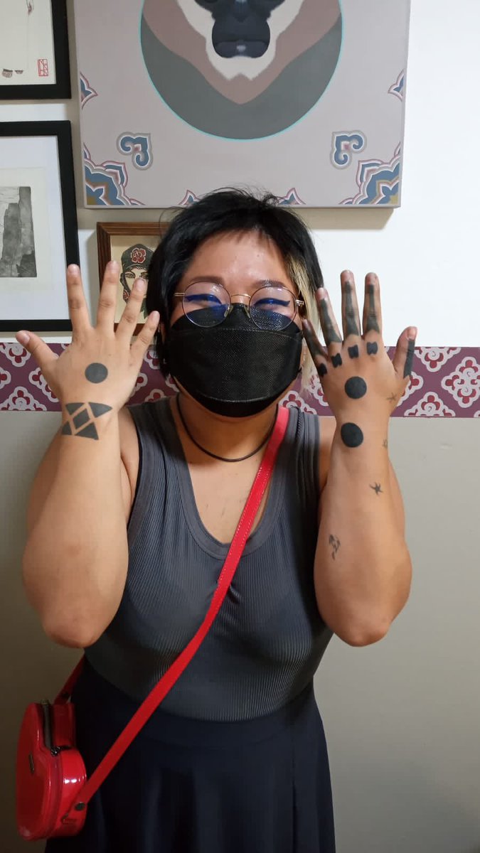 shimabukkake's tweet photo. as mulheres de ryukyu faziam tatuagens nas mãos (hajichi). a prática foi criminalizada com a colonização japonesa. hoje eu e muitas outras pessoas tamo no processo de resgate dessas tatuagens 💘 https://t.co/85DlMv4AFu