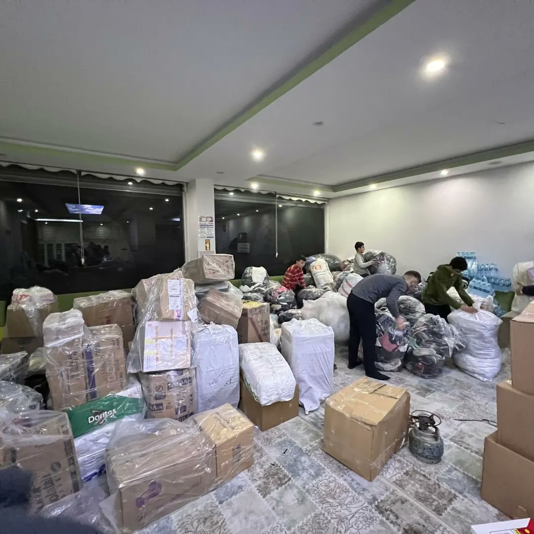 PsEsenyurt's tweet photo. Esenyurt Peygamber Sevdalıları olarak  toplamış olduğumuz insanî yardım malzemelerini deprem bölgesine ulaştırmak üzere 3.kamyoneti gönderdik. https://t.co/6Ocsv10XHF