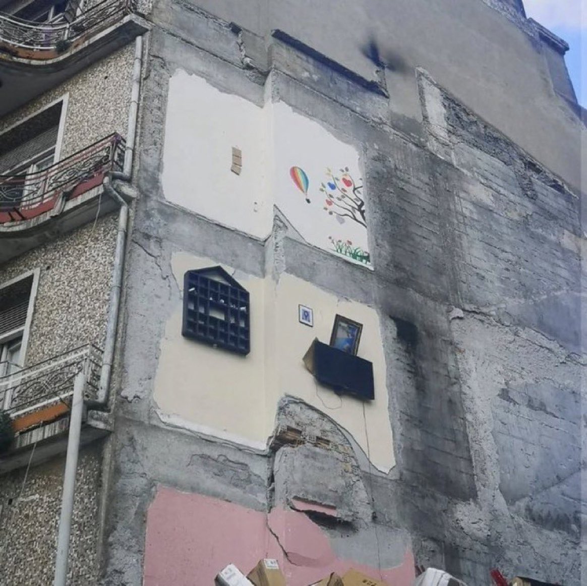 Arada duvar yok yan binanın duvarı kullanılmış yatacak yeriniz yok.