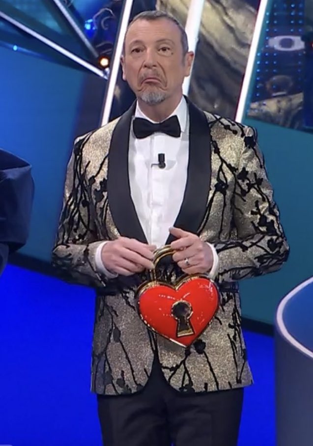 deadpoetstan's tweet photo. io il giorno di San Valentino immersa fra coppiette:
#Sanremo2023 https://t.co/wnMDUApbh1