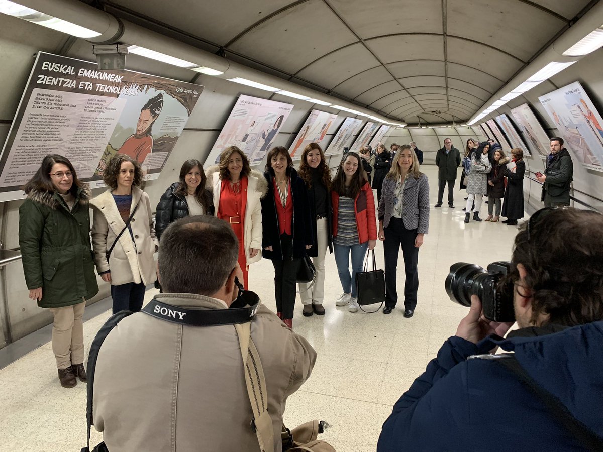 TMendig's tweet photo. Muy orgullosa de @DavidFdezRemen y sus ilustraciones que desde hoy se pueden ver en el @metrobilbaoeus, estación de Abando. La exposición #emakumeateknologian lleva el sello de @Tipografika  @itelazpi @Irekia @Gob_eus @upvehu @EmakZientzian Zorionak!!!! https://t.co/XhAC2KPYMu