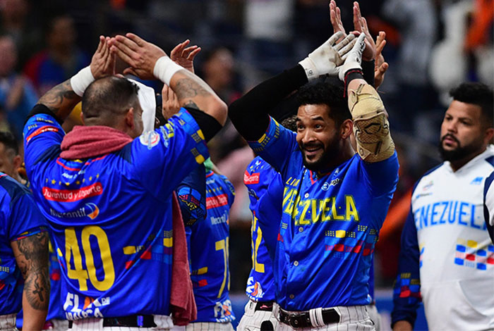 LaTeleTuya's tweet photo. ¿Quieres ganarte una camisa de Venezuela de esta Serie del Caribe 2023? 

Interactúa con nosotros durante el juego de la Gran Final 📲⚾️🧢

🇩🇴 VS 🇻🇪 7:30PM 

¡No olvides! 🔛 #SDCxTLT https://t.co/WbHrL0m9sk