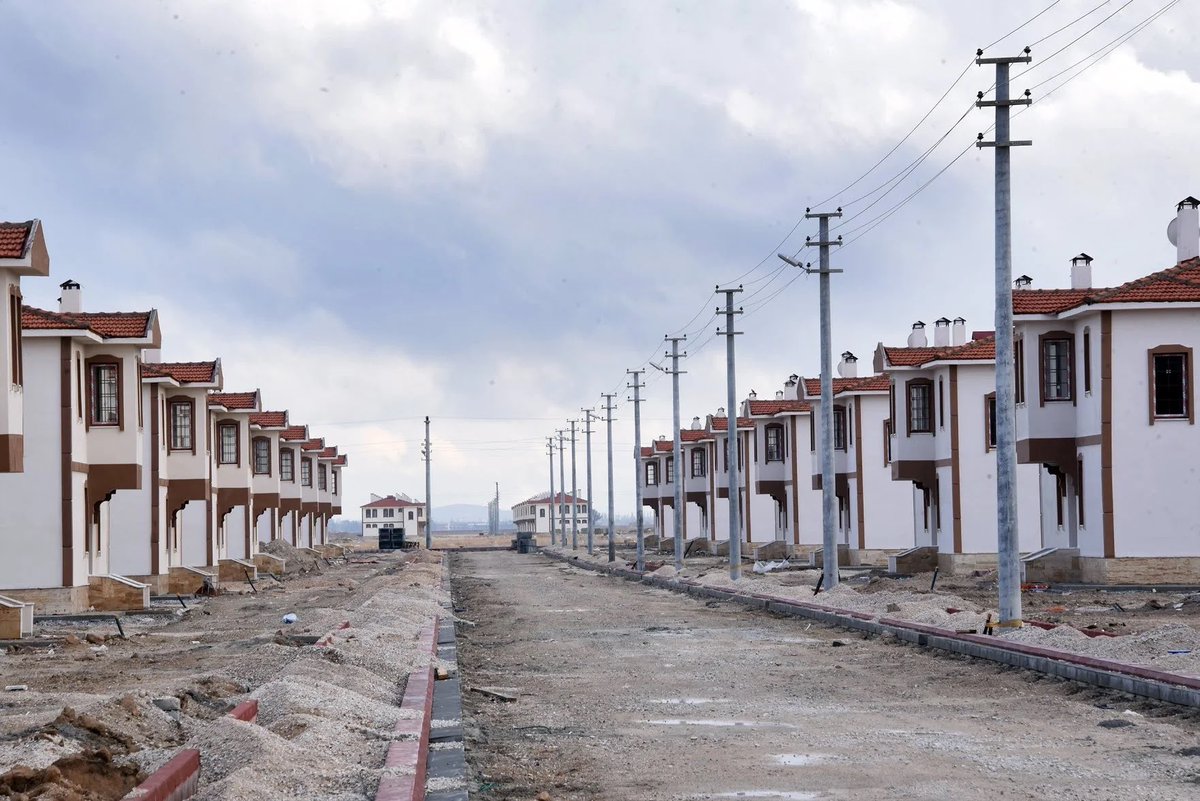 Bu güzelim köyü baraj yapmak için zorla boşalttılar, köylüye bu yapmacık suni evleri “modern” diye sattılar. Kimse de orada oturmadı. Kimisi borca girdi. Köy dağıldı gitti sonra. Burası Konya Dedemli köyü. Yeni evler boş. Depremzedelerden acil ihtiyaç sahipleri yerleştirilebilir.