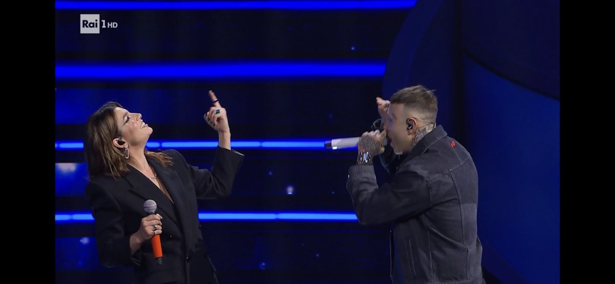 la canzone 
il mix delle loro voci 
il violino 
I CAZZO DI BRIVIDI SULLA PELLE #Sanremo2023