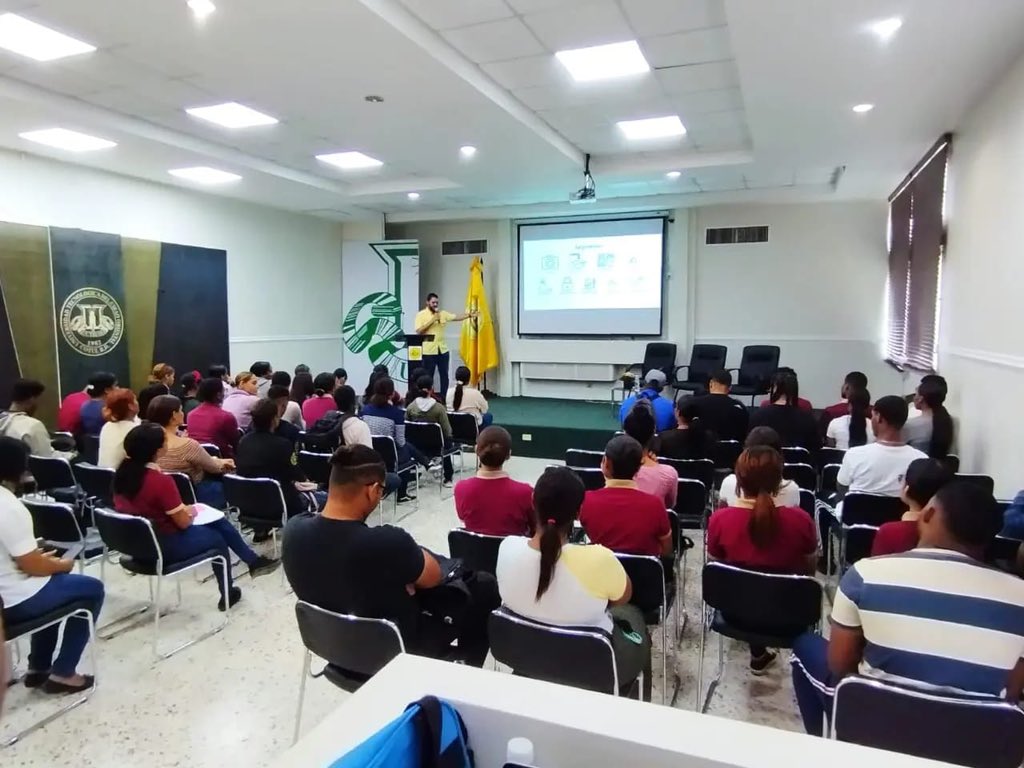 vhernandez112's tweet photo. En el día de hoy  en la universidad uteco 📍Cotui estuvimos impartiendo esta capacitación con el nombre Emprende con alto impacto (1/2) https://t.co/YBBgYlCGua