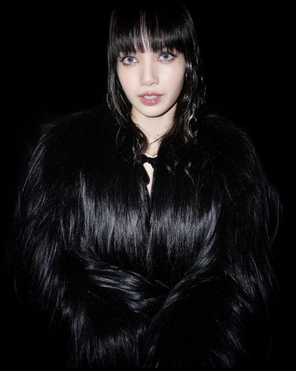 villainpinks's tweet photo. .@BLACKPINK #LISA at Celine 2023 Men’s Winter Collection in Paris!

LALISA AT CELINE LEPALACE 
#LISAxCelineWinter23
#LISAXCELINE https://t.co/MLIuMb7Nv3
