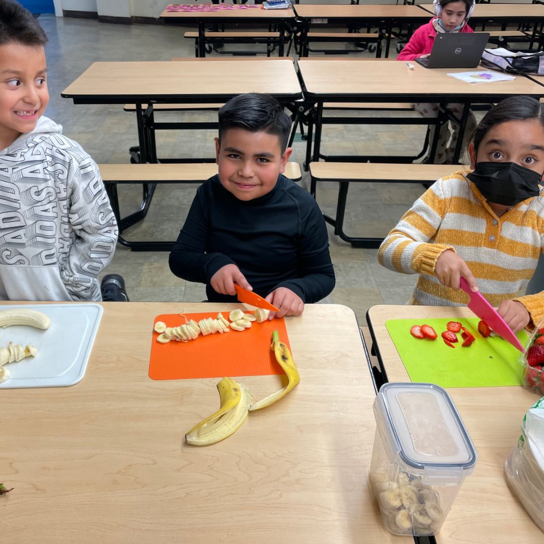 WorldFitForKids's tweet photo. Preparing our students for fit and fulfilling lives through nutrition, physical activity and enrichment to build our bodies, minds and hearts❤️
What are you doing to live a fit and fulfilling life?
.
.
.
#findyourfit #wfit #afterschool #nonprofit #hearthealth https://t.co/FKgXoznyq1