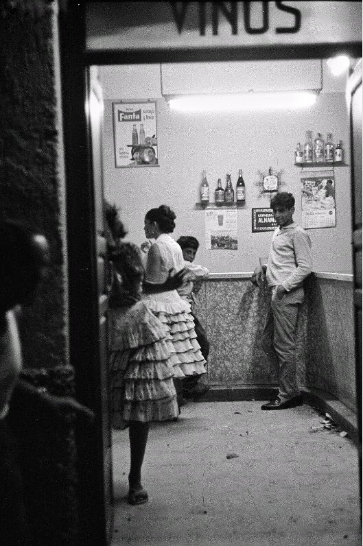 Un bar en la #Granada de los años 60. No tengo ni la más remota idea de donde puede ser. Tal vez alguno de los seguidores de esta cuenta, de los que peinan canas, lo pueda reconocer.