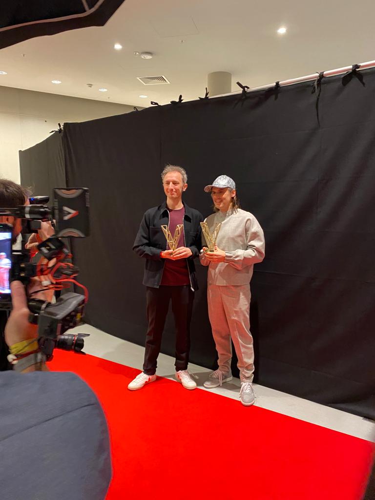 franceinter's tweet photo. Deux heureux croisés au coin d'un couloir des #Victoires2023 @Orel_san @VictorPatator #Paragraph #LaQuête https://t.co/bj7Yb0hko8
