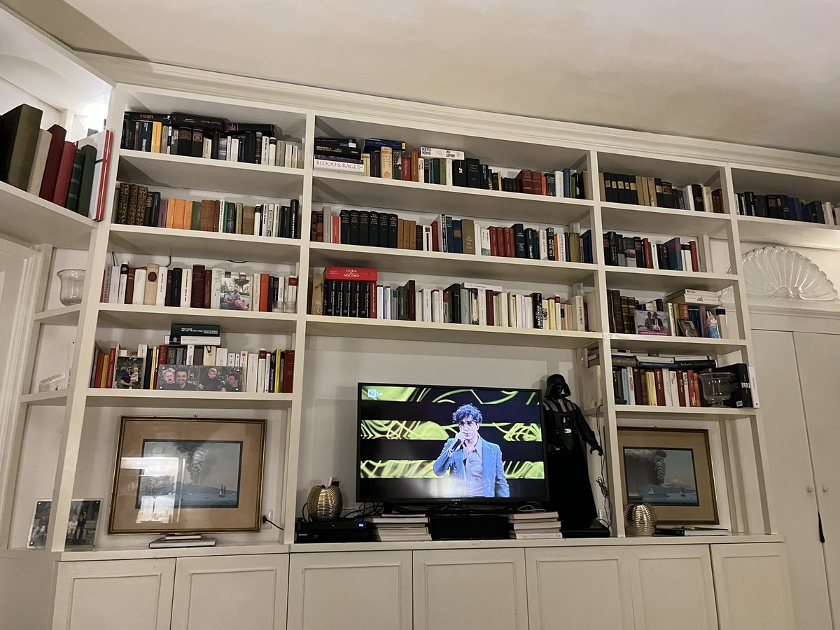CarloCalenda's tweet photo. Ero molto fiero di aver visto ultimo #sanremo23 nel ‘84. Mia figlia 9 anni me lo ha imposto con gli occhi a cerbiatta. Sono finito a cantare a squarciagola Ramazzotti. https://t.co/v55c0ae6Ib