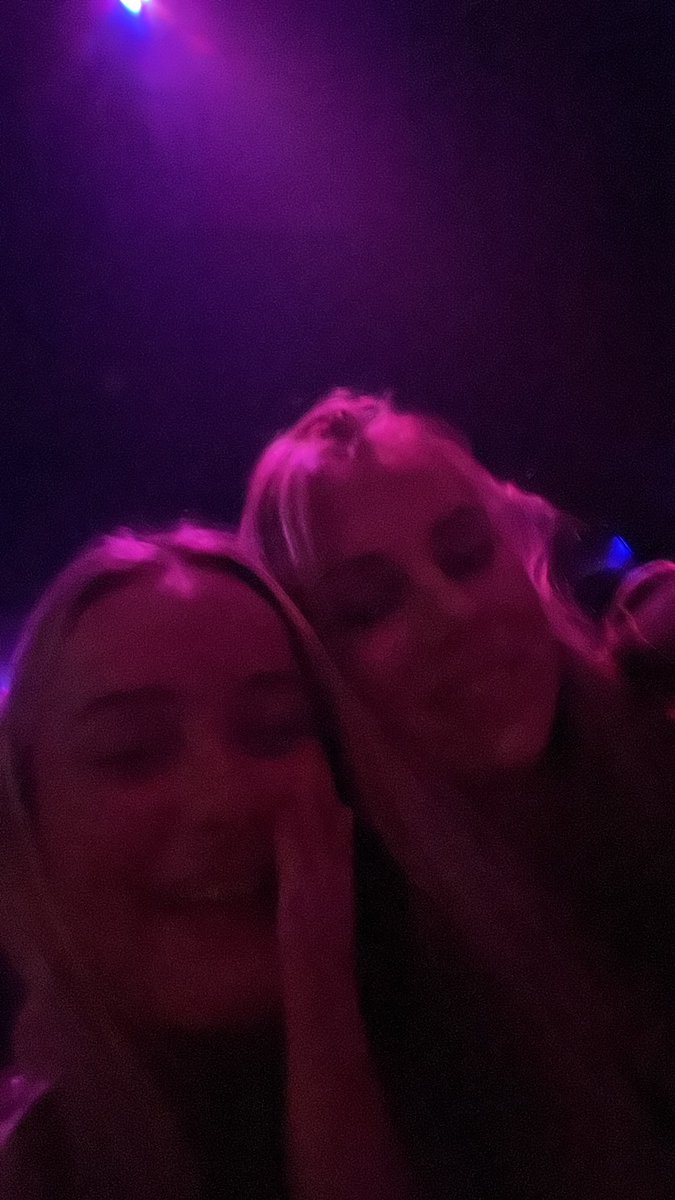 Annegrex's tweet photo. With my second sister https://t.co/vCUrLvwt0L