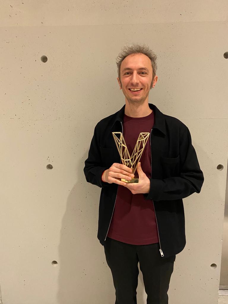 franceinter's tweet photo. Deux heureux croisés au coin d'un couloir des #Victoires2023 @Orel_san @VictorPatator #Paragraph #LaQuête https://t.co/bj7Yb0hko8