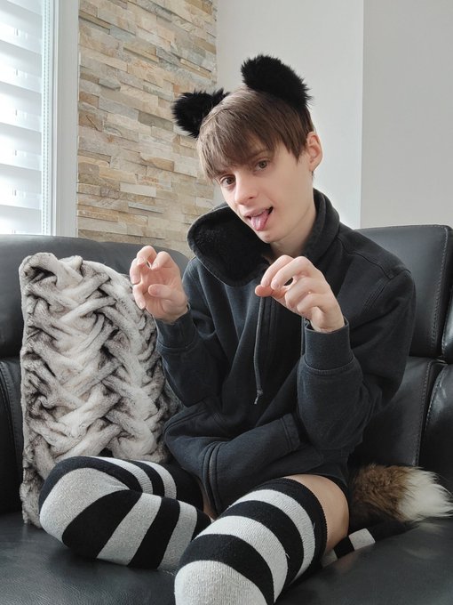 Happy catboy friday :3 https://t.co/fG94bVja35
