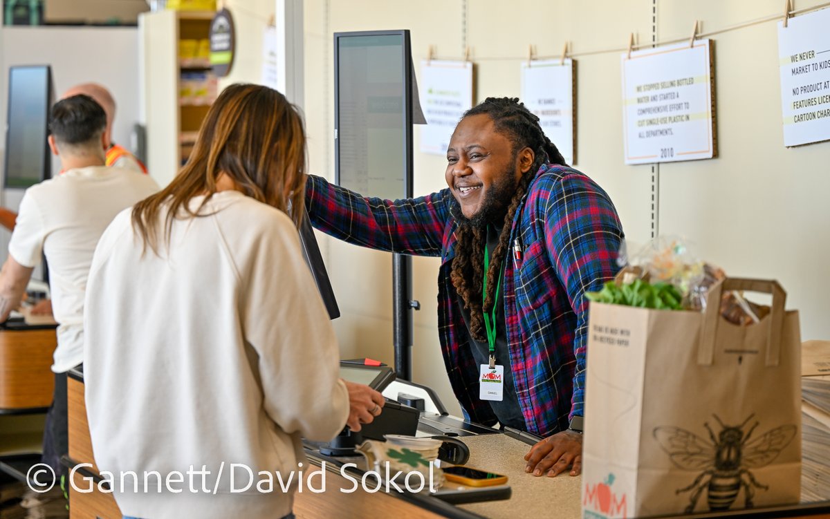 DavidSokol3's tweet photo. Mom's Organic Market opens in Burlington #wickedlocalburlington #gannett #wickedlocal 
@MOMsOrganicMrkt  PHOTOS:https://t.co/C0RC97TtyA https://t.co/m6XQ4szGYB