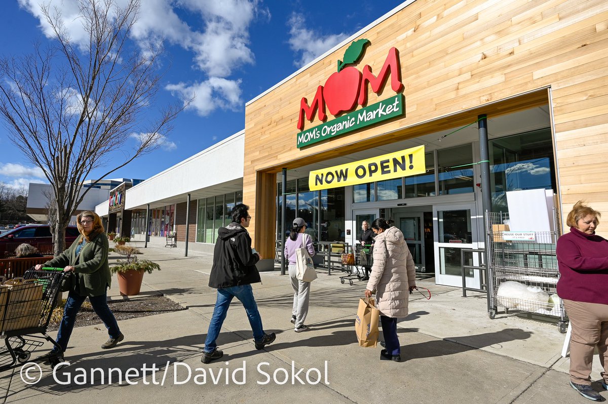 Mom's Organic Market opens in Burlington #wickedlocalburlington #gannett #wickedlocal 
<a href="/MOMsOrganicMrkt/">MOM's Organic Market</a>  PHOTOS:wickedlocal.com/picture-galler…