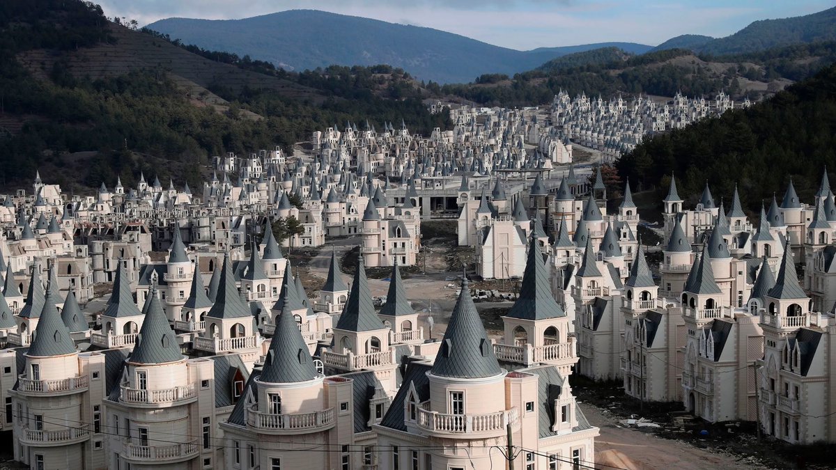 cemseymen's tweet photo. Burası Bolu Mudurnu’da 750 bin m2 arazi üzerinde 200 milyon Dolar yatırımla yapılan Burj Al Babas evleri. İnşaat yağması furyasında bu 732 villa Dubai, Bahreyn, Kuveyt zenginlerine satıldı ama çoğu taksitlerini ödemedi. Bu boş hayalet şato siteye depremzede vatandaşlar yerleşsin. https://t.co/mG8Ujasif3