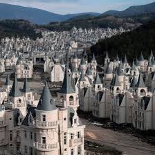 cemseymen's tweet photo. Burası Bolu Mudurnu’da 750 bin m2 arazi üzerinde 200 milyon Dolar yatırımla yapılan Burj Al Babas evleri. İnşaat yağması furyasında bu 732 villa Dubai, Bahreyn, Kuveyt zenginlerine satıldı ama çoğu taksitlerini ödemedi. Bu boş hayalet şato siteye depremzede vatandaşlar yerleşsin. https://t.co/mG8Ujasif3