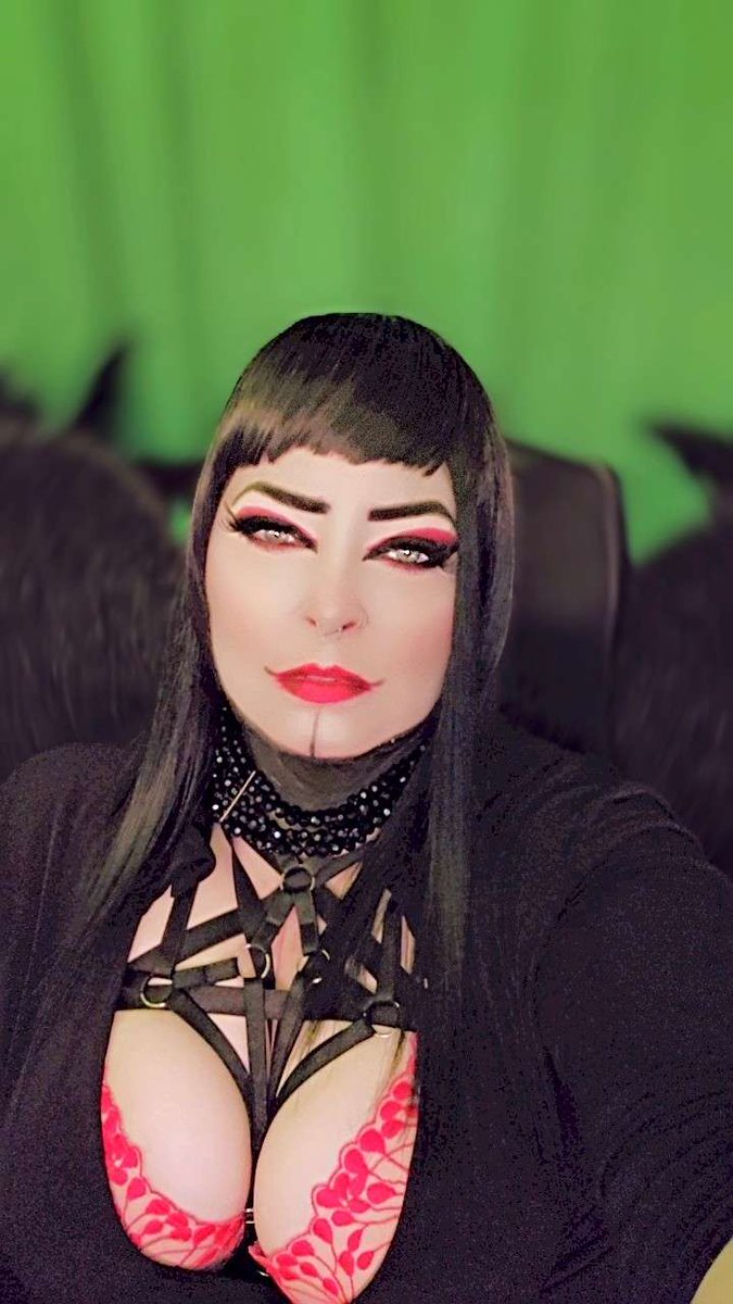RedsRapture's tweet photo. Friday Night #deadbydaylight with #gothmommy!  #streaming at around 10 pm EST on #twitch.  #streamer #twitchstreaming #pcgaming #gamergirl #gothgirl #gothic #livetonight #dbd #horror #HorrorCommunity https://t.co/2QCcwJXMqN