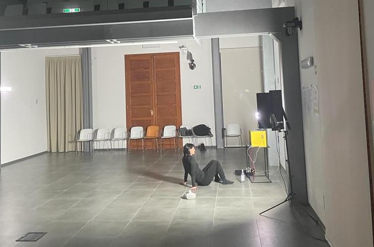 TorinoCityLab's tweet photo. Avatar danzanti in uno spazio virtuale. 3 ballerine da remoto in 3 luoghi diversi si incontrano e si uniscono in un'unica coreografia, fra questi luoghi anche #CSINext, la sede di #CTENext, Casa delle Tecnologie Emergenti di @twitorino
#onlivecampus #tecnologia #cultura #VR https://t.co/f7pNWYXBub