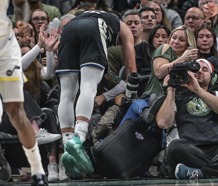 ebonycox13's tweet photo. Made it through year two, grateful! @journalsentinel #workanniversary 
Photo credit: @JimOwczarski &amp; Benny Seiu. https://t.co/DKqxZYq7as