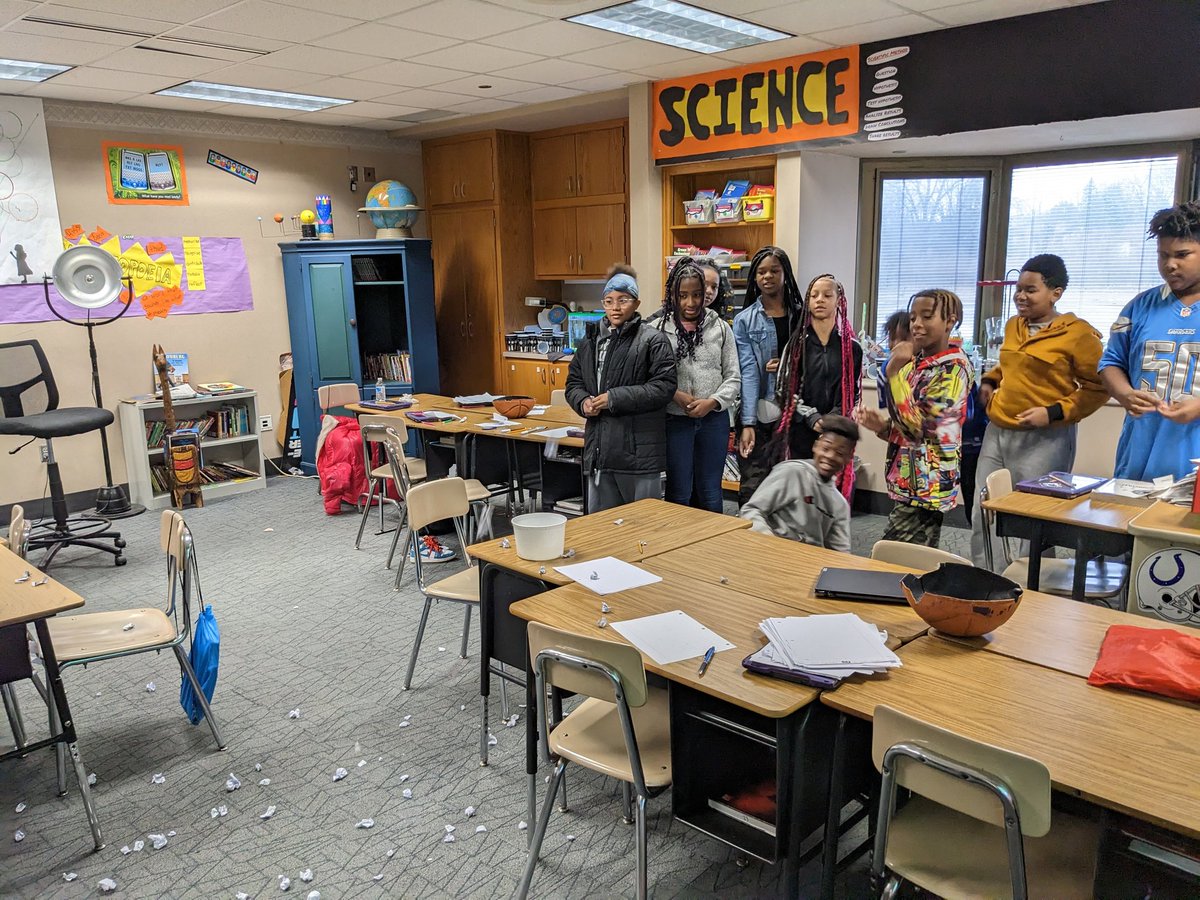 StevenHBuhr1's tweet photo. Unbiased, paper wad throwing, highly scientific way to predict the Super Bowl winner...and collect data! 3 of 4 classes find that the CHIEFS will win the game! #wearewayne @NorthWayneElem @MrsWey10 #igettoteach6thgrade #statthis https://t.co/sn82BbDZ9Y
