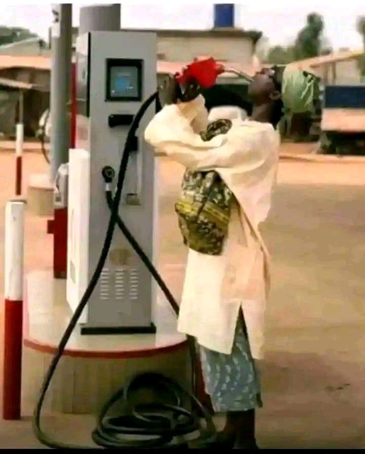 prazzypeter's tweet photo. Make I put fuel I dey come https://t.co/qCsOfU3XBc