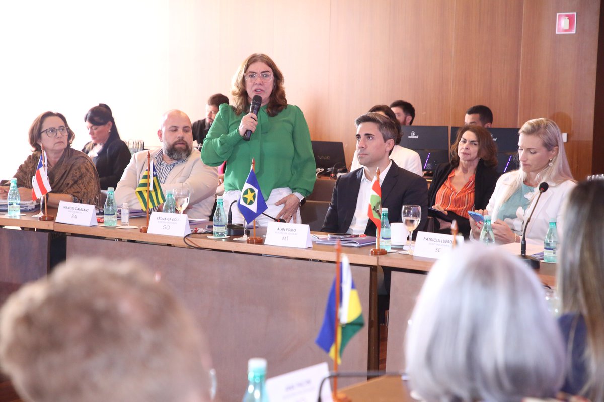 fatimagavioli's tweet photo. 📚 Sexta-feira de trabalho, junto dos colegas secretários de Estado da Educação, na 1ª Reunião Extraordinária do Consed em 2023.

#EuAcreditoNaEducação https://t.co/1OfuCMK6ps
